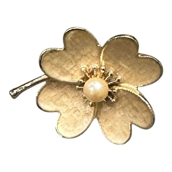 Jewelry - Clover Brooch with Pearl Accent gold toned